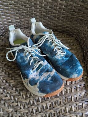 Men's Athletic Sneakers in Blue Tie-Dye Print